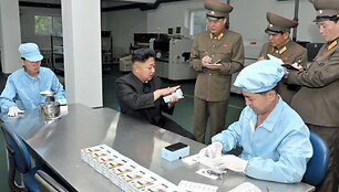 &Scaron;iaurės Korėjos lyderis Kim Jong Unas lankosi vietinėje i&scaron;maniųjų telefonų gamykloje