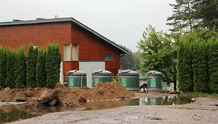 Druskininkuose atliekų rūšiavimui skirti konteineriai išmontuoti ir perkelti išraunant daugiametes tujas prie pat gyventojo gyvenamojo namo sklypo ribos.