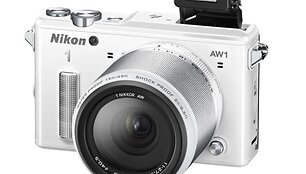 Vandeniui ir smūgiams atsparus fotoaparatas su keičiamaisiais objektyvais &bdquo;Nikon 1 AW1&ldquo;. 