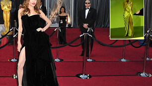Garsųjį Angelinos Jolie skeltuką pastebėjo ir Rihanna (de&scaron;inėje), kuri nuogą koją demonstravo per koncertą.