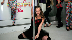 &bdquo;Pole Dance&ldquo; entuziastai pabrėžia, kad tai ne striptizas, o profesionalūs &scaron;okiai aplink stulpą.