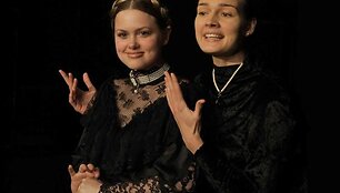 Jurgita Jurkutė (de&scaron;inėje) spektaklyje &bdquo;Broliai Karamazovai&ldquo;