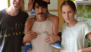 Anthony Kiedis (centre) su sūnumi Everly Bearu žalio maisto bare Vilniuje