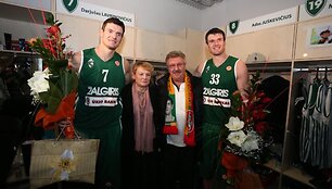 Darju&scaron;as (kairėje) ir K&scaron;i&scaron;tofas Lavrinovičiai su tėvais Vanda ir Janu