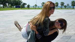 I&scaron; kairės: Ona Kolobovaitė ir Vilija Matačiūnaitė 