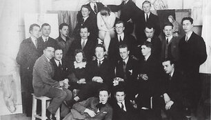 Justinas Vienožinskis su mokiniais privačioje studijoje (apie 1930-1932 m.)