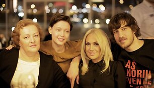 Simas Jasaitis su mama Regina (kairėje), sese Aiste ir mylimąja Oksana Pikul