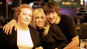 Simas Jasaitis su mama Regina (kairėje) ir mylimąja Oksana Pikul