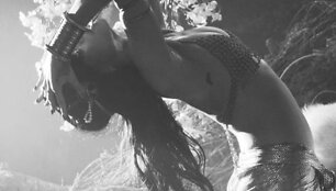 Rihanna i&scaron;platino &scaron;ią savo nuotrauką prie&scaron; jos dainos &bdquo;Where Have You Been&ldquo; klipo premjerą.