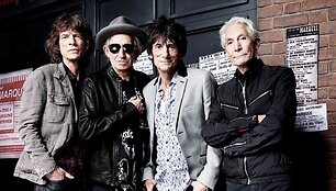 &bdquo;The Rolling Stones&ldquo; (i&scaron; kairės): Mickas Jaggeris, Keithas Richardsas, Ronnie Woodas ir Charlie Wattsas pozuoja 50-ojo jubiliejaus proga