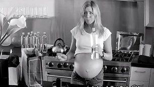 Jennifer Aniston naujausioje reklamoje vaidina, kad laukiasi trynukų.