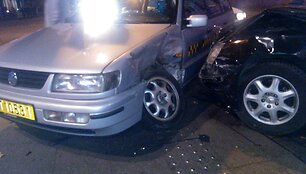 &bdquo;Mercedes-Benz&ldquo; Gedimino prospekte įsirėžė į taksi automobilį.