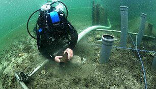 Archeologai vykdo kasinėjimus Luokesų ežero dugne.