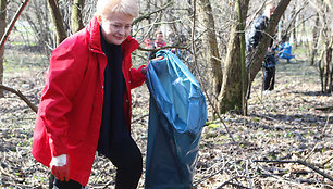 Prezidentė Dalia Grybauskaitė tvarkė miškelį-parką Filaretų gatvėje.