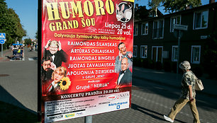 Žiūrovai renkasi į „Humoro Grand Šou“ Palangoje