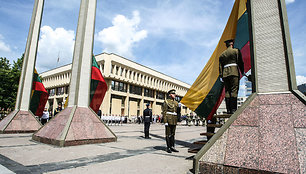 Valstybės vėliavos pakėlimo ceremonijos akimirka