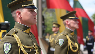 Valstybės vėliavos pakėlimo ceremonijos akimirka