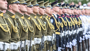 Valstybės vėliavos pakėlimo ceremonijos akimirka