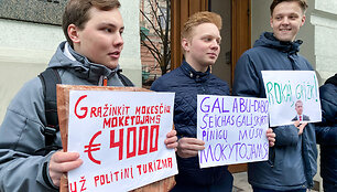 Protesto akcija prie Susisiekimo ministerijos