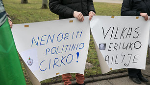 Protesto akciją prie Kalėjimų departamento