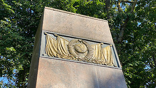 Sovietų karių kapinės ir paminklas
