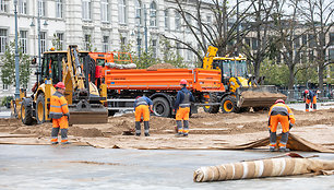 Iš Lukiškių aikštės išvežamas smėlis