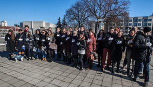 „Baltosios pirštinės“ akcija prie Operos ir baleto teatro