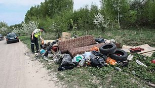 Vilniečiai nevengia šiukšles sudeginti arba palikti pakelėje