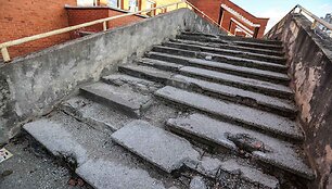 &Scaron;e&scaron;kinės prekybos komplekso dalis gali bet kada sugriūti