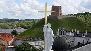 Vilniaus katedros varpinė ir vaizdai per jos langus