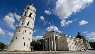 Vilniaus katedros varpinė ir vaizdai per jos langus