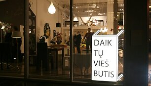 Dizaino galerijoje ir parduotuvėje &bdquo;Daiktų vie&scaron;butis&ldquo; ketvirtadienį buvo pristatyti prancūzi&scaron;ko dizaino kūriniai ir buvo siūloma paragauti tradicinio prancūzų maisto.