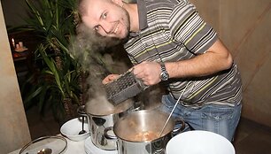 Garsūs Lietuvos žmonės dalijosi patirtimi, kaip taupyti buityje, o &bdquo;auksinis &scaron;efas&ldquo; Linas Samėnas virė sriubą naudodamas mažiau elektros energijos.