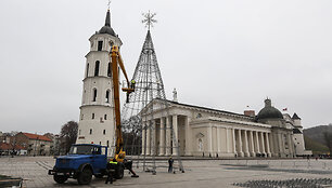 Kalėdų eglė Katedros aik&scaron;tėje dar statoma