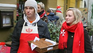 Vilniaus Pilies gatvėje LNK televizijos žvaigždės praeiviams siūlė nepraeiti pro šalį, paaukoti vargstantiems ir pasivaišinti Kalėdine sriuba.