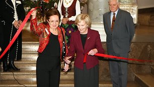 Ambasadorių žmonos Vilniuje ir Alma Adamkienė sekmadienio rytą sostinės Rotušėje atidarė septintąją tarptautinę Kalėdų labdaros mugę.