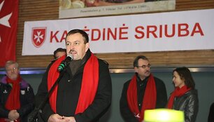 Savaitgalį visoje Lietuvoje &scaron;urmuliavo ketvirtus metus i&scaron; eilės rengiama Maltos ordino Kalėdinės sriubos akcija. Vilniuje maltiečiai sriubą dalino ir aukoti skurstantiems ragino prie &bdquo;Akropolio&ldquo;.