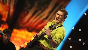 Ketvirtasis &bdquo;Lietuvos talentų&ldquo; pusfinalis buvo sėkmingas &scaron;iauliečių &scaron;okėjų grupei &bdquo;Extreme&ldquo; ir daugybe instrumentų grojančiam Dovydui. &Scaron;įsyk neapsiėjo be a&scaron;arų &ndash; trečiąją vietą užėmę &scaron;okėjai &bdquo;Be good&ldquo; sunkiai tramdė pralaimėjimo skausmą.
