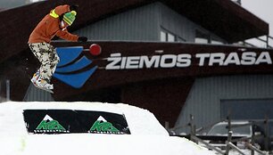 &Scaron;e&scaron;tadienį Liepkalnio žiemos trasoje, Vilniuje, susirinko snieglenčių sporto mylėtojai.2006 metais snieglenčių diena buvo pradėta &scaron;vęsti tarptautiniu mastu, 2008-aisiais, sulaukusi didelio pasisekimo, &scaron;i &scaron;ventė paplito ne tik Europoje, bet taip pat įžengė į Kanadą, JAV, Rusiją, kitas Pasaulio &scaron;alis