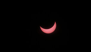 Vilniečiai stebi Saulės užtemimą
