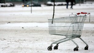Prekybos centrų aik&scaron;telėse sunkiai rieda prekių vežimėliai