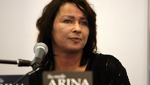 Atlikėja Arina pristatė biografinę knyga „Su meile Arina“