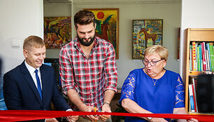 Linas Kleiza (centre)