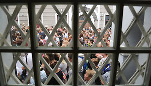 Vilniaus krašto moksleiviai meldžiasi prie Aušros vartų