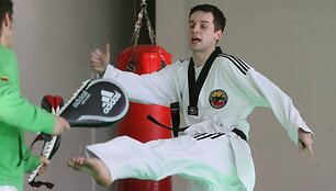 Taekwondo kovotojas Vitoldas Dzikevičius treniruotėje