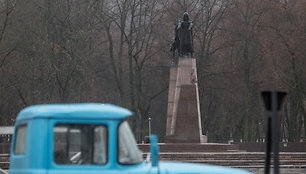 Vilniaus Katedros aikštėje statoma Kalėdų eglė