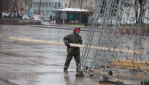 Vilniaus Katedros aikštėje statoma Kalėdų eglė