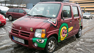 Tautinėm spalvom puo&scaron;tas &bdquo;Suzuki Wagon R+&ldquo;