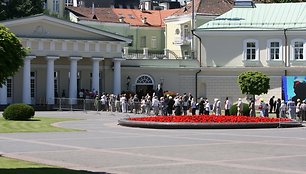 Gedintys žmonės Prezidentūroje atsisveikina su A.Brazausku