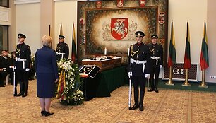 Kadenciją baigusio prezidento Algirdo Mykolo Brazausko kūnas antradienio rytą pa&scaron;arvotas Prezidentūros Kolonų salėje. 